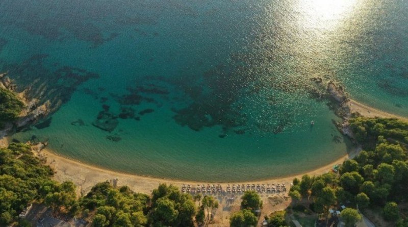 Малък остров в Гърция привлича с уникална красота