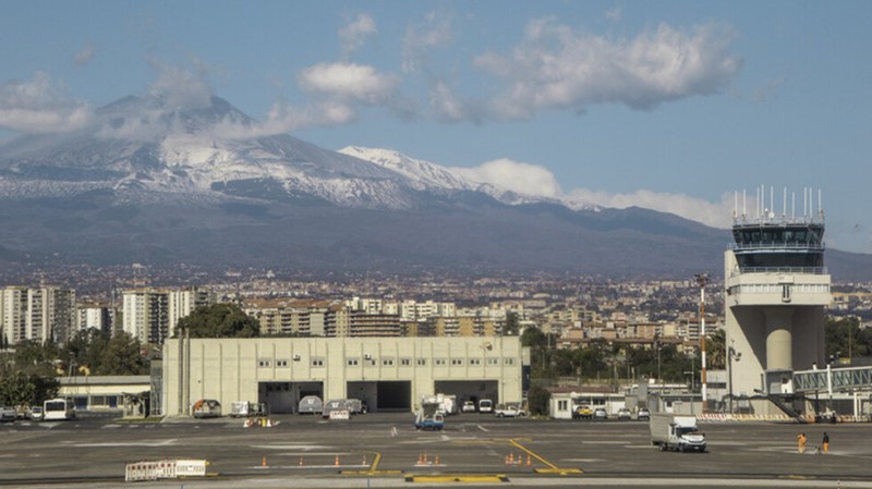 Вулканът Етна се активира отново, затвориха летището в Катания
