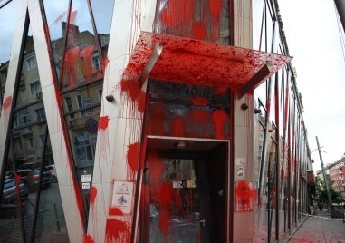 СДВР издирва извършителите  напръскали с червена боя сградата на ЕК съобщиха от МВР На