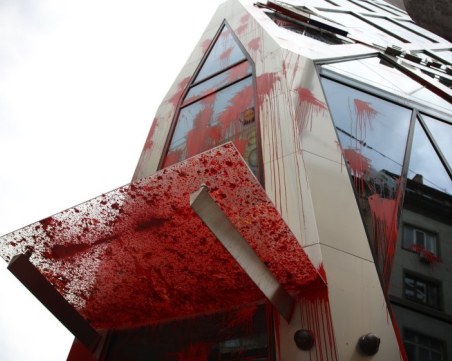 ЕК осъди заливането с боя на сградата ѝ в София, реакция и от Външно