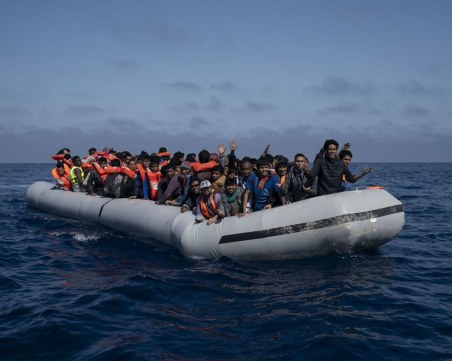 Хванаха 27 мигранти с деца при опит да влязат в България по море