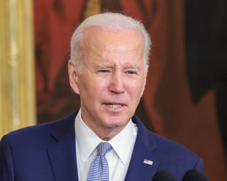 Одобрението към американския президент Джо Байдън спада