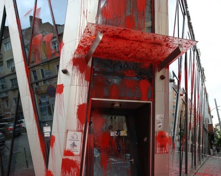 СДВР издирва извършителите, напръскали с червена боя сградата на ЕК