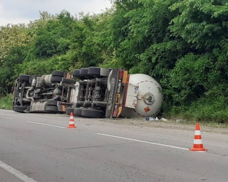 Цистерна се преобърна на Подбалканския път, шофьорът е пострадал