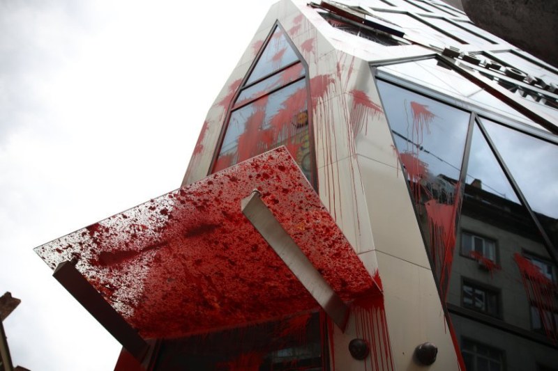 ЕК осъди заливането с боя на сградата ѝ в София, реакция и от Външно