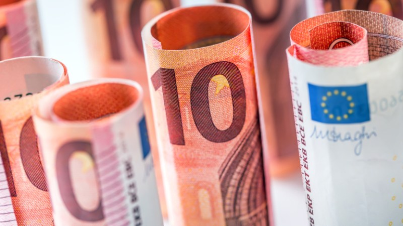 Eврото леко расте, паундът спада към долара