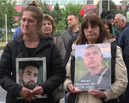 Потрошиха колите на семейство, протестирало заради смъртта на детето си в Пловдив