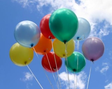 Весели игри и много изненади с артисти на детска площадка в 