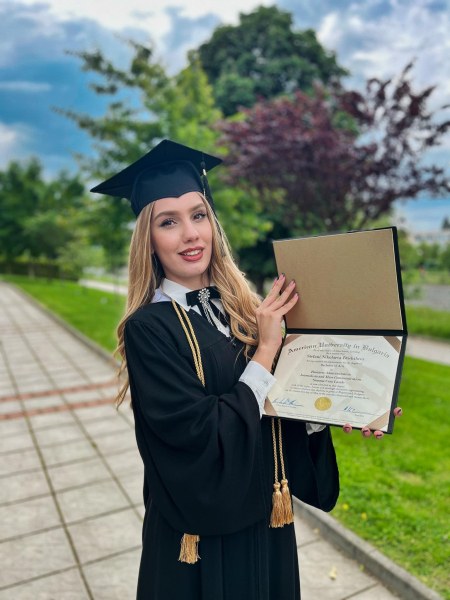 22-годишна пловдивчанка завърши с пълно отличие Американския университет и получи