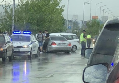 7 души пострадаха при тежка катастрофа в кв Обеля в София съобщава БТВ  