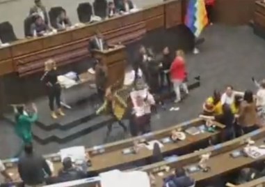 Съперничещи си боливийски депутати се сбиха в парламента като по