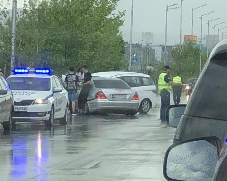 7 души пострадаха при челен сблъсък в София, сред тях и две деца