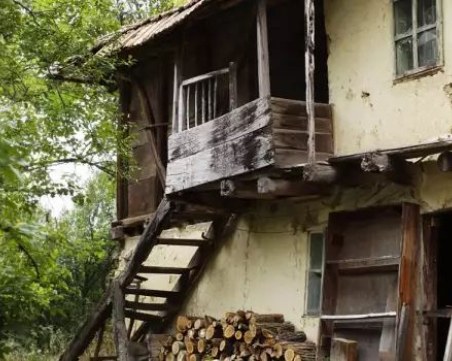 Българин спасява обезлюденото село на баба си, заселва го с чужденци