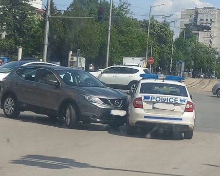 Джип блъсна патрулка в центъра на София
