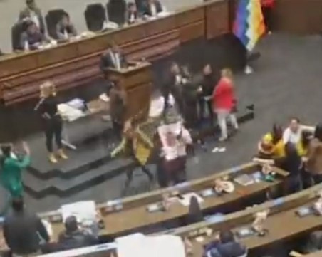 Масов бой в парламента на Боливия