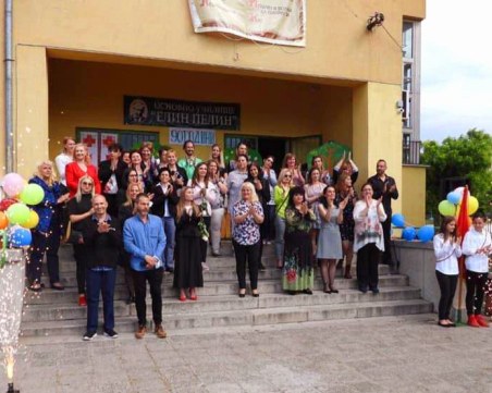 На учителите с благодарност – възпитаници на ОУ „Елин Пелин