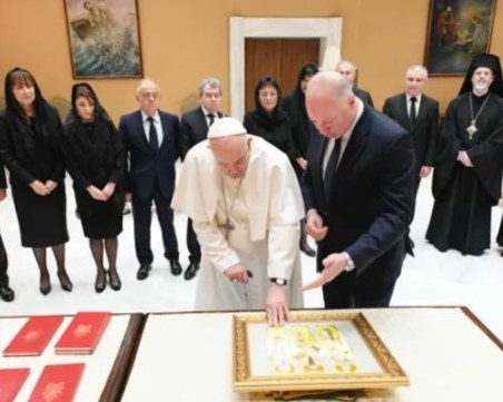 Росен Желязков подари на папата икона на светите братя от златни и сребърни конци