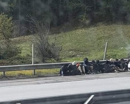 Задържава 11 нелегални мигранти след гонка с полицията край Владая