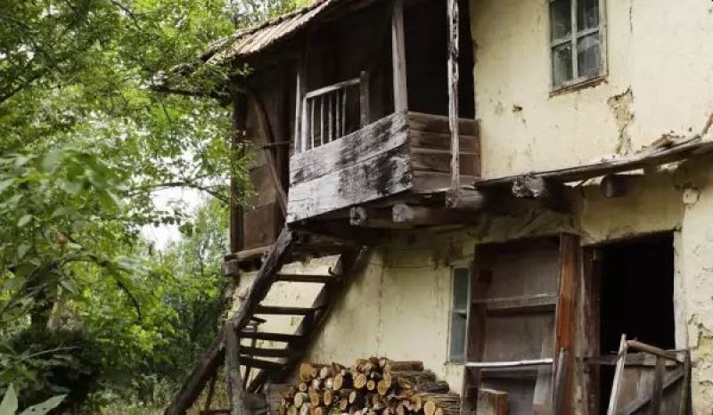 Българин спасява обезлюденото село на баба си, заселва го с чужденци