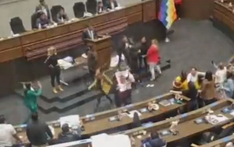 Масов бой в парламента на Боливия