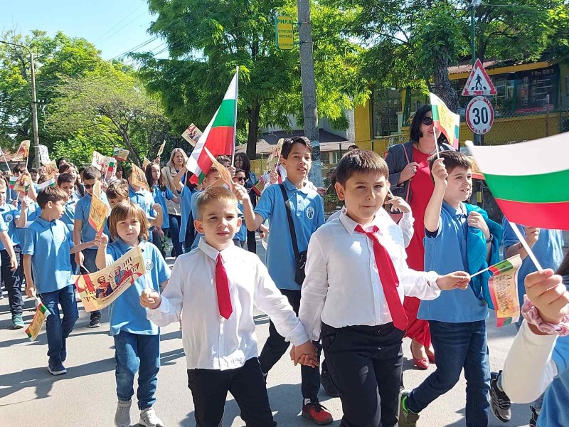 С масово и пъстро шествие община Родопи“  отбеляза Деня на