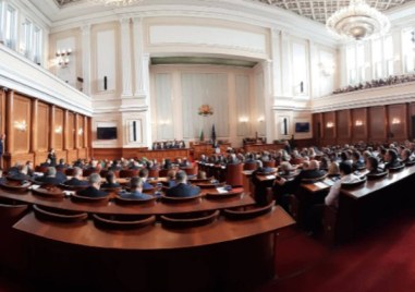 Парламентарната група на ГЕРБ СДС напусна залата по малко от 20 минути