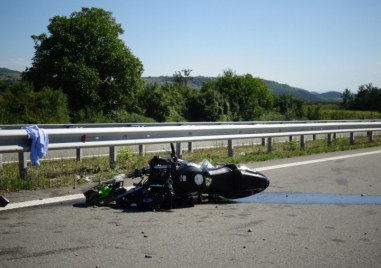 Моторист се блъсна в товарен автомобил и почина на място