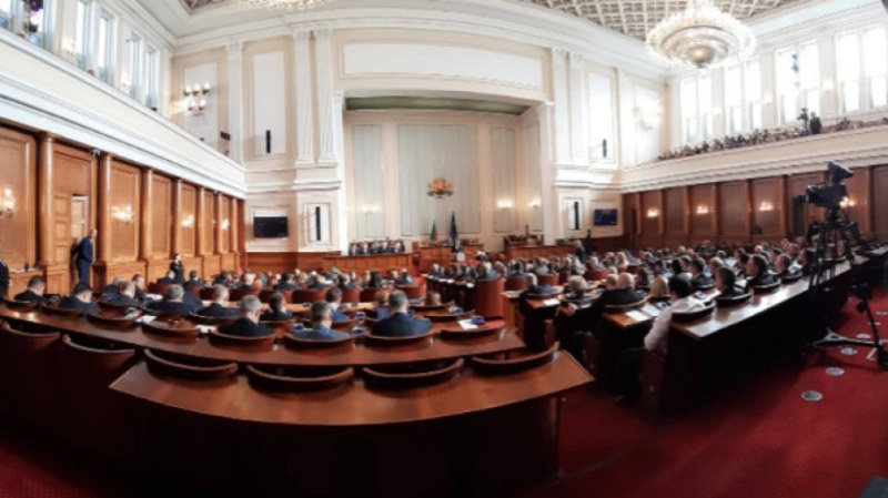 Парламентарната група на ГЕРБ-СДС напусна залата по-малко от 20 минути