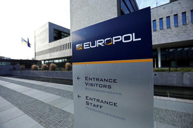 Европол залови 37 членове на престъпна група от Западните Балкани