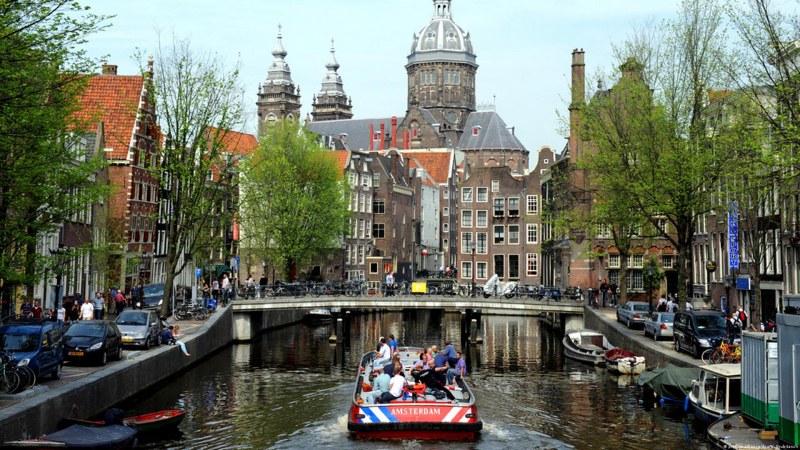 Ограничават пушенето на канабис в Амстердам