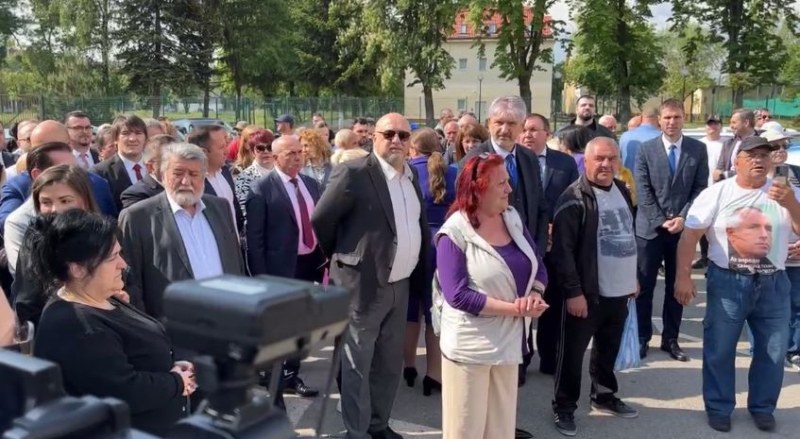 Подкрепа към Борисов: Симпатизанти и депутати от ГЕРБ се събраха пред прокуратурата