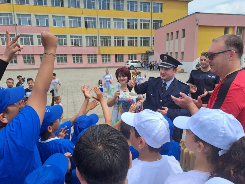 Спортно състезание събра ученици и полицаи в „Столипиново”