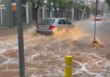 Поройни дъждове превърнаха улиците в реки в градовете по средиземноморското крайбрежие