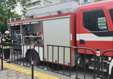 Два пожарни автомобила и огнеборци от Първа служба участваха в