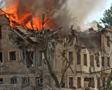 Руска ракета падна върху клиника в Днепър, има ранени