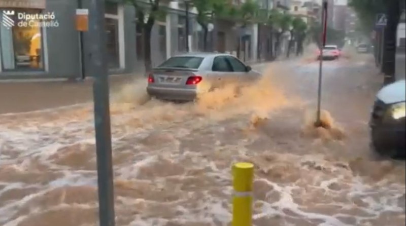 Поройни дъждове наводниха улици в Испания