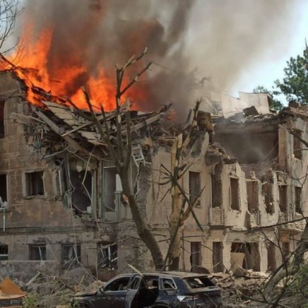 Руски ракетен удар по клиника в източния украински град Днепър. Един