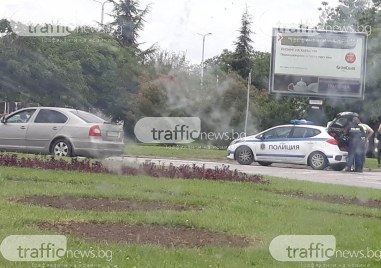Два автомобила са катастрофирали в кръговото кръстовище на бул Освобождение