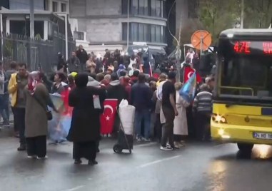 Еуфория пред офиса на партията на Ердоган в Истанбул След