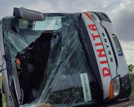 Автобус с пътници се преобърна на 