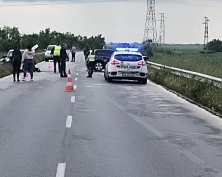 Челен сблъсък между два автомобила, майка и две деца са сред пострадалите