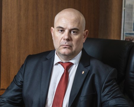 Гешев си постна стихотворение: Силните плачат сами, но времената се обръщат