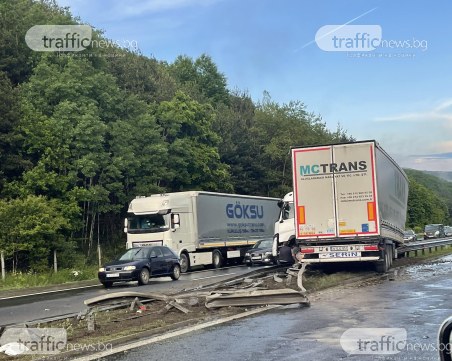 Тир се заби в мантинелата на АМ 