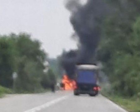 Трагедия! Двама загинаха при тежък сблъсък между кола и камион край Две могили