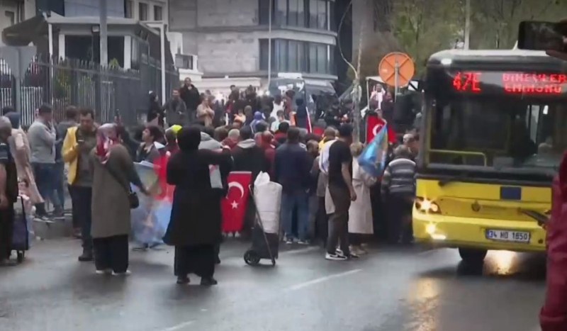 Еуфория пред офиса на партията на Ердоган в Истанбул
