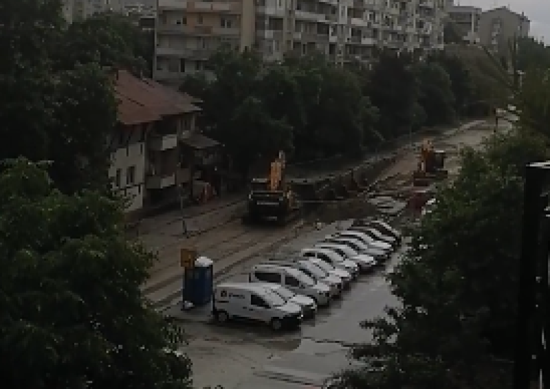 Периметърът около ул. Ал. Стамболийски 20 е отцепен от полиция,