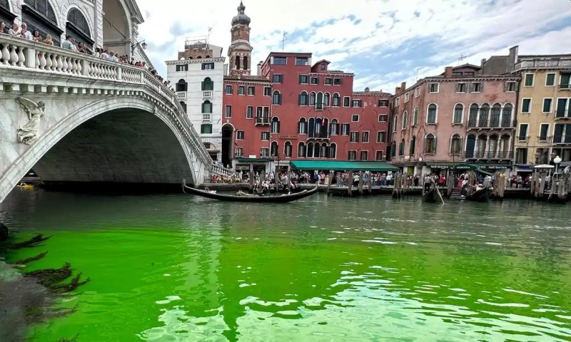 Прочутият Канал гранде във Венеция стана зелен