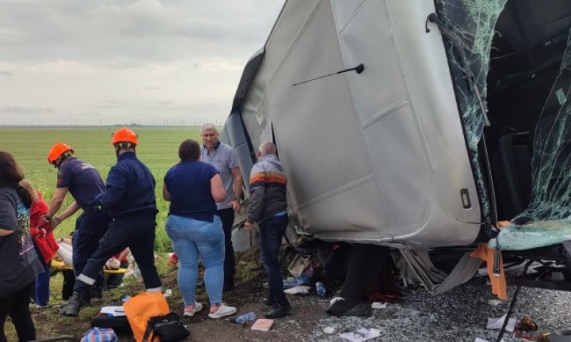 15 души остават в болница след катастрофата на АМ 