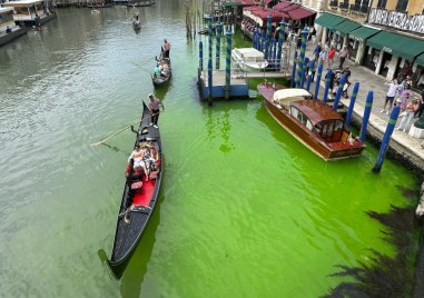 Блестящата зелена течност в прочутия Канале Гранде във Венеция появила
