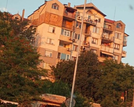 Напълно зазидан апартамент озадачава варненци